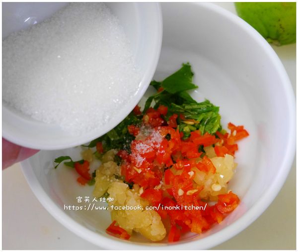 蒜頭、辣椒及香菜依上述比例全部混合並加入砂糖