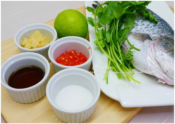 材料的選擇是鱸魚一隻 / 砂糖 35g / 辣椒碎 30g / 蒜頭碎 25g / 魚露45cc / 檸檬一顆半 / 香菜 50g / 塩 少許