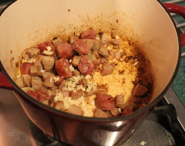 鐵鍋熱油後，將紅蔥頭炒香。
放入切丁的香腸，炒至香腸邊緣微焦。再放入大蒜，爆香後，將鍋內材料盛出備用。