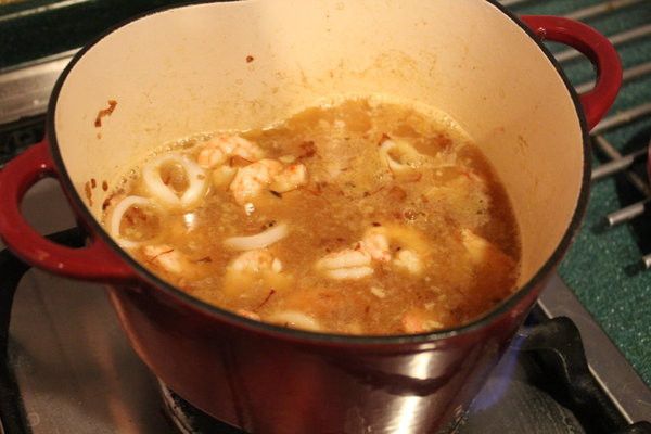 將蝦子小卷放入燙熟後撈起備用。燙好後，撈出蝦子小卷。
蝦子小卷以檸檬汁、鹽、胡椒調味拌勻備用。