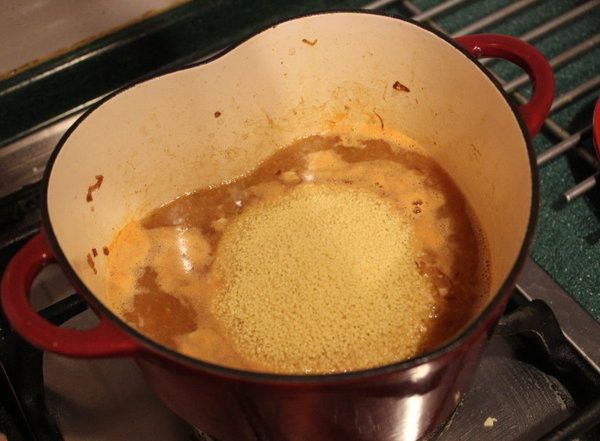 將Couscous放入煮滾的湯汁內，拌勻後，熄火蓋蓋，靜置5分鐘。
couscous與湯水的比率大約1：1。