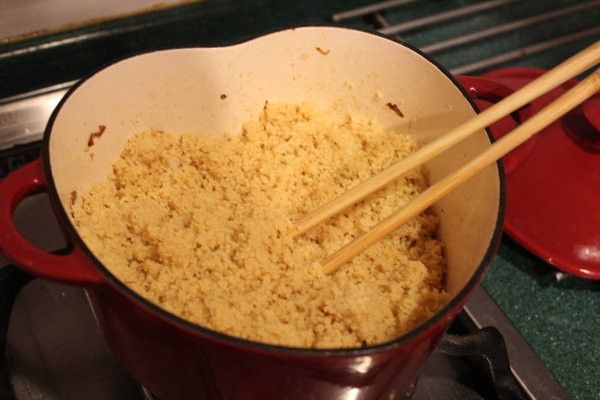 燜好的Couscous，用筷子將它撥鬆。