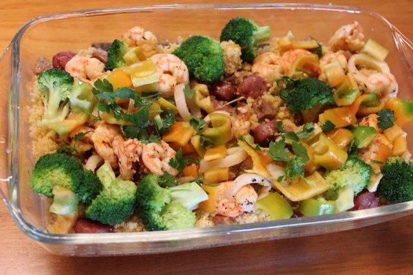 將Couscous 鋪於長盤，擺上香腸、海鮮、蔬菜，灑上香菜。（蔬菜和海鮮的種類可以隨性變化。）