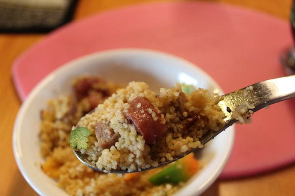 上桌，裝盤分食！
雖然是沙拉模樣，但是Couscous仍是很有飽足感。Couscous本身沒有特別的味道，但卻很容易跟其他的食材和佐醬相搭，吃起來也是很有滋味，口感介於米、麵之間，是親和力很好的食材。
