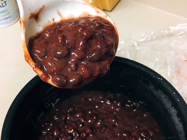 洗紅豆
可以一次先冷水
一次熱水（可以稍微煮一下 去澀味）
泡他個一晚
（圖片裡面是已經煮好的了喔！）