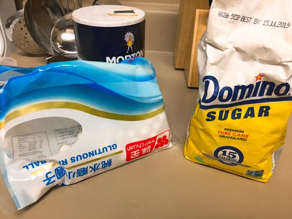 加水
水大概蓋過紅豆一些
丟進電子鍋
選brown應該是糙米吧
狂煮三次
水不夠再加
基本上看你想要湯還是粥感覺

加糖
攪拌
煮湯圓

完成啦！！認真好吃