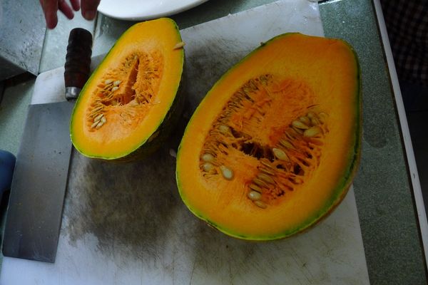 洗好南瓜後，切半。