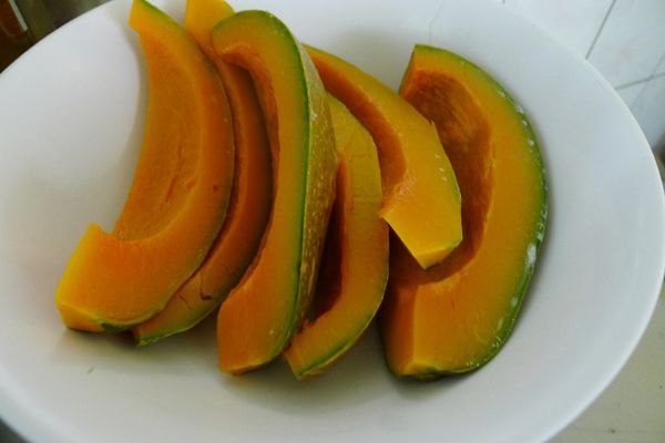 削去部份的皮，因為採用有機南瓜，將被蟲咬過的皮削掉。