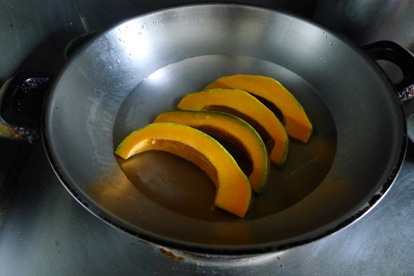 拿出鍋子，裡頭加水，放入剛剛處理好的南瓜。
