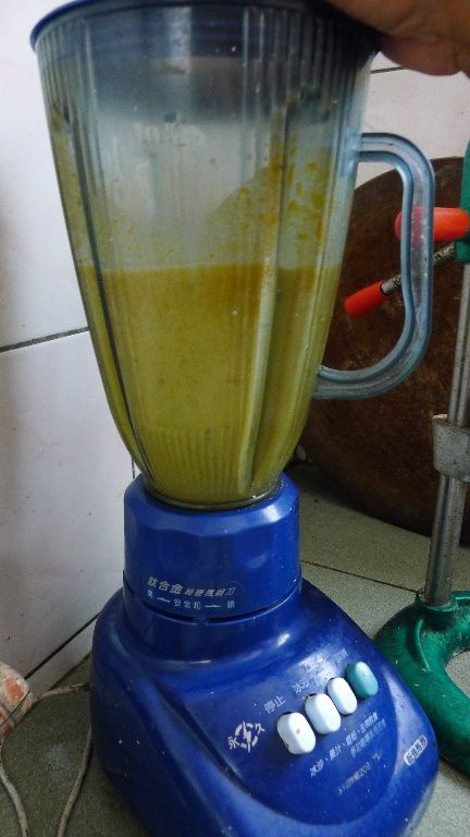 拿出果汁機，將蒸熟的南瓜撈起，將半顆南瓜的量放入果汁機，並加入300ml的牛奶，及1.5茶匙的鹽，用果汁機攪拌。