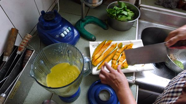 將另外半顆南瓜切大丁。