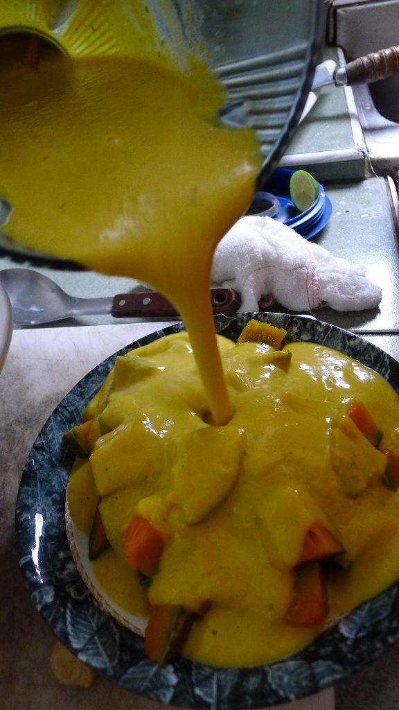 淋上果汁機內的牛奶南瓜汁。