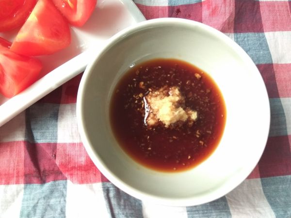 把薑泥和薑汁放入調好的醬油裡，食用前拌勻，香氣更足。