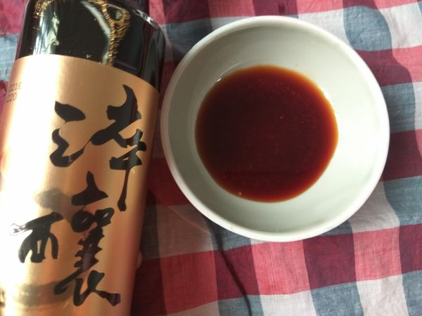 將準備好的砂糖和淬釀醬油露調合。