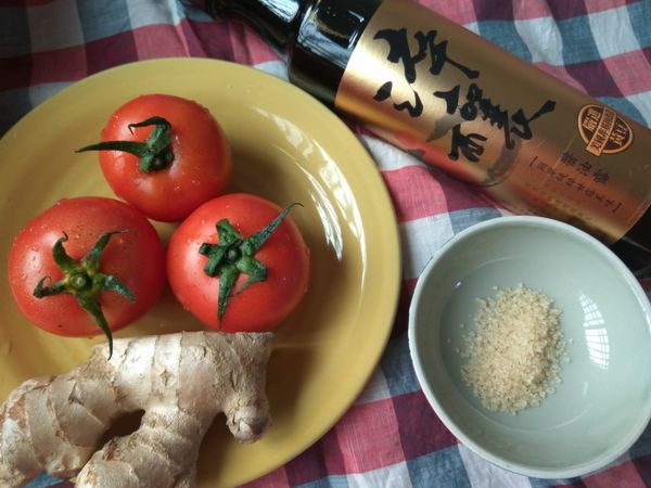 準備好食材，我們來做一道簡單的特調水果。