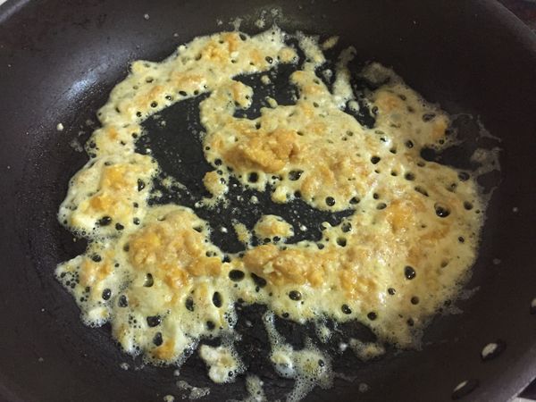 四季豆切段，蒜頭、辣椒切末，鹹蛋蛋黃跟蛋白分開切丁，小火熱油鍋，先下蒜末爆香，然後下蛋黃炒到冒泡～