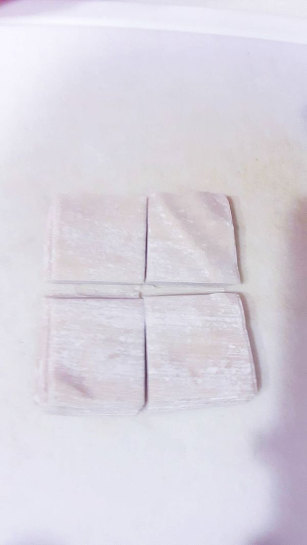 先將薄餛飩皮切成四等分，備用。