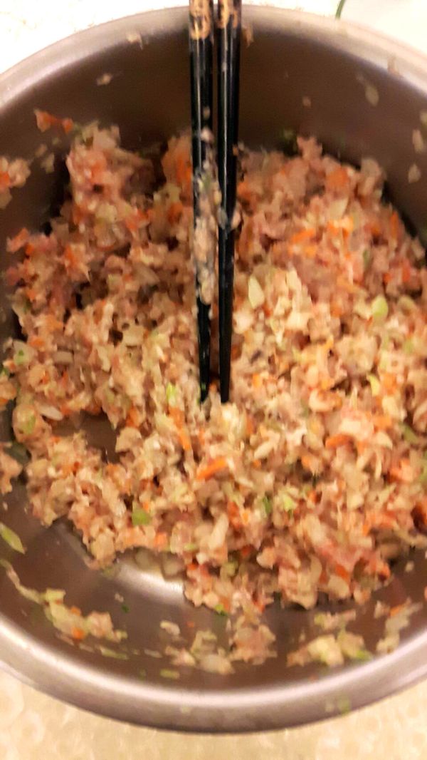 將絞肉及步驟２及３混和再拌入橄欖油（油的多寡可依造肥肉多寡來評斷），攪拌均勻，備料即完成。