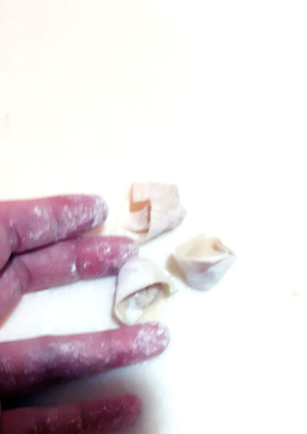 小巧可愛的一口餛飩即完成。