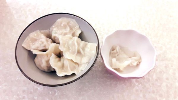 起鍋水，由於餛飩很小水不需太多，待水滾後放入餛飩，為了避免黏鍋底，可先稍微用鏟子輕輕動一下，若不知道如何煮的媽咪可以像煮水餃一樣，跟大人水餃一起煮，待水滾後放入冷水，共放三杯水即可，好吃的寶寶餛飩出爐囉！！！！