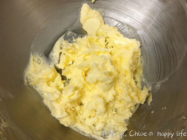 室溫軟化的無鹽奶油先用電動打蛋器打軟，加入細砂糖攪拌均勻，攪拌到成乳霜狀