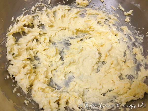分次加入蛋白拌勻，記得要攪拌到蛋白液與奶油整個混合在一起
這裡可以加入一點點香草精提味（也可省略）