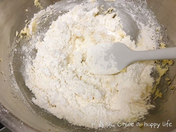 倒入過篩的低筋麵粉，用橡皮刮刀輕輕的切拌