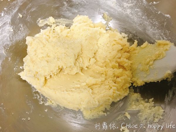 烤箱預熱150度
扮成團的麵團裝進擠花袋內