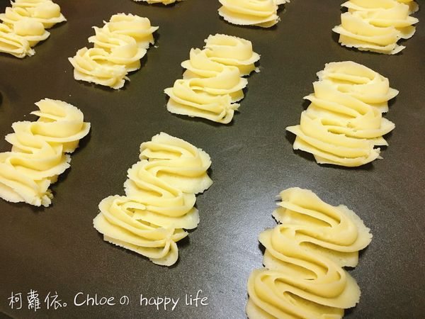 我使用不沾烤盤，因此直接擠在烤盤上即可