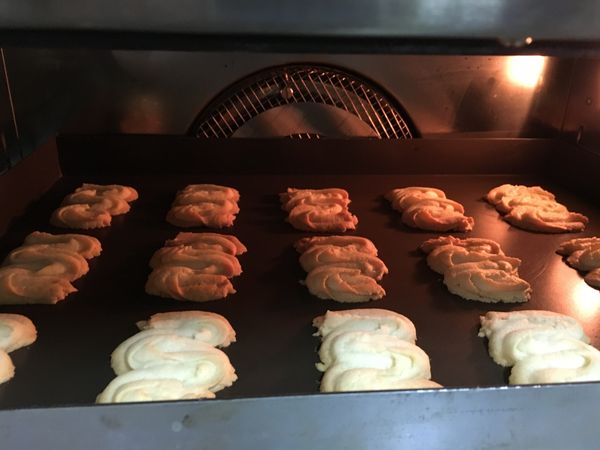 送入烤箱上層，上下火150度烤15-20分鐘（表面呈現金黃色即可）