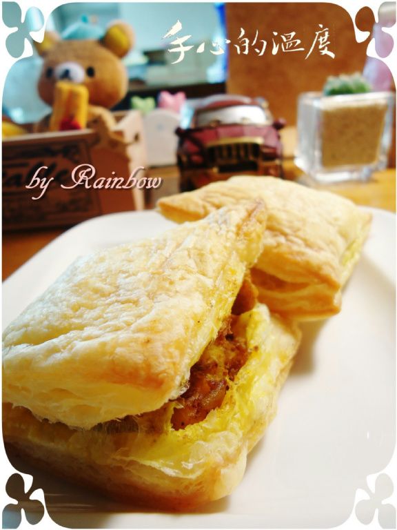 放入烤箱，烤盤要放料理用紙喔！用200度烤10-15分鐘，只要酥皮外表膨起來即可。