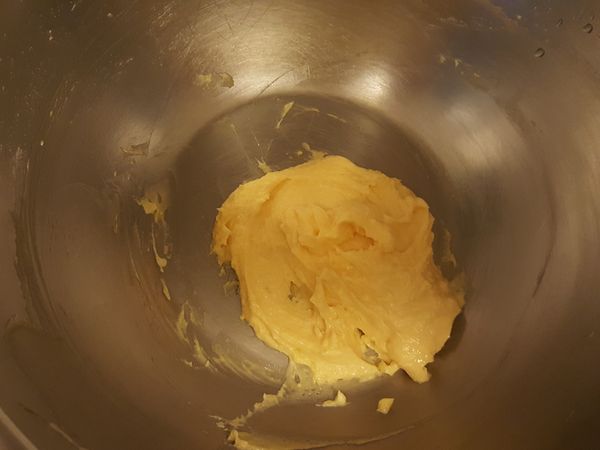 發酵奶油放置室溫軟化，加入糖粉打發，再入蛋黃攪打均勻