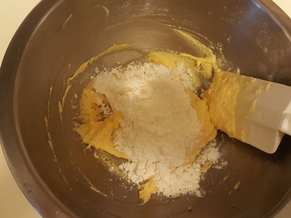 奶粉、低筋麵粉、日本太白粉過篩後分次加入，用按壓方式拌到看不見粉即可