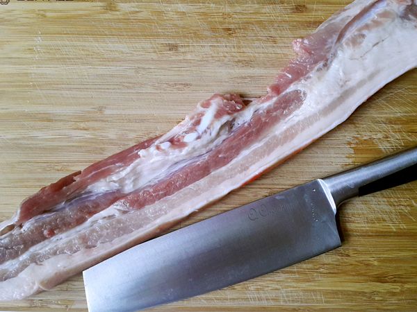 將五花肉切成段