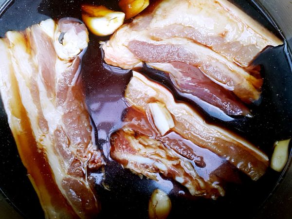 蒜頭放入，加入一小匙白胡椒粉與適量的水