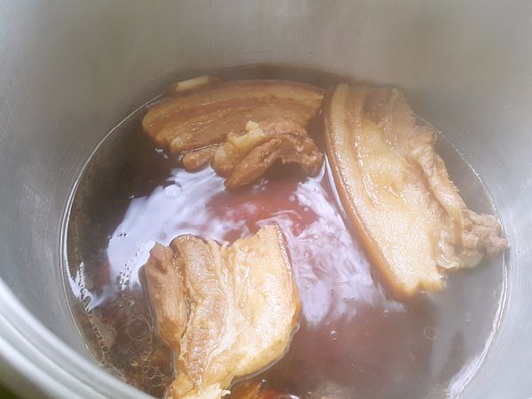 大火煮滾後轉小火燉煮縮汁
約25分鐘後熄火燜住
利用鍋中餘熱讓肉熟透