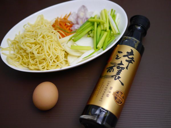食材：黃麵、蛋、蔥、紅蔥頭、洋蔥絲、紅蘿蔔絲
淬釀醬油露