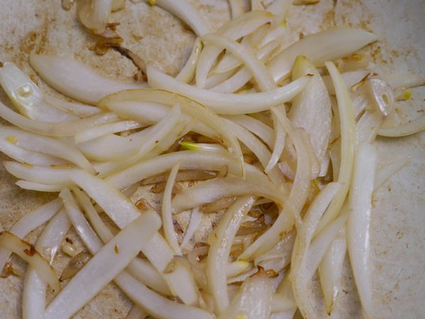 香油炒香紅蔥頭，再加入油蔥絲炒至透明