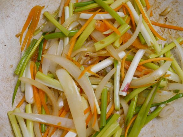 再加入蔥段、紅蘿蔔絲