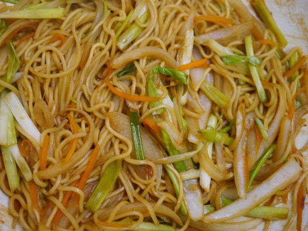 再加入熱水煮滾放入黃麵快速收汁即可盛盤