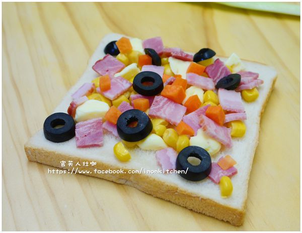 將所有配方中的材料放在吐司上