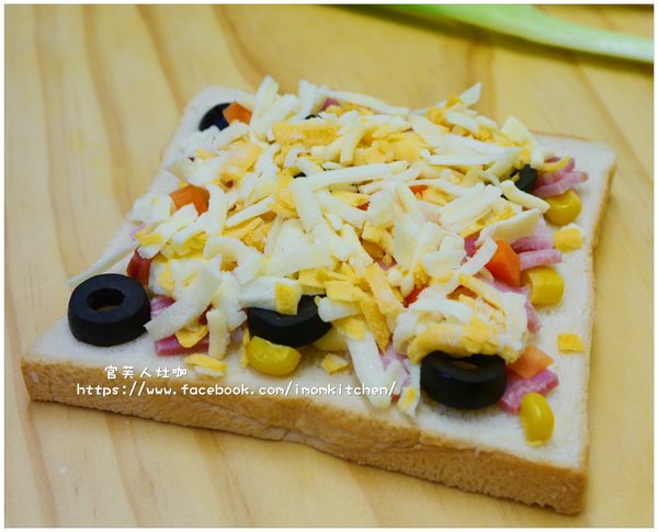 將起士均勻的平鋪在材料上並放入烤箱中烘烤至上色