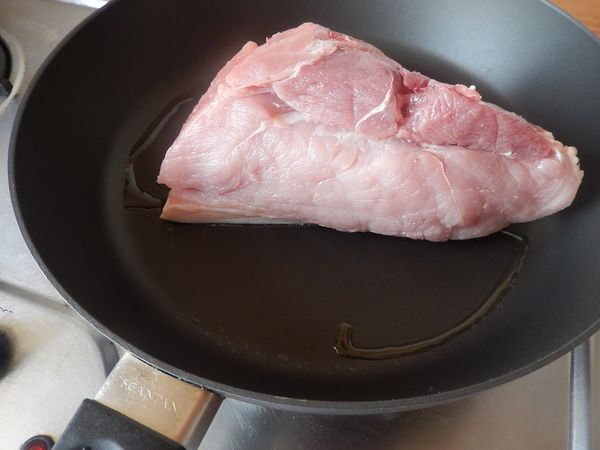 細小的豬毛不容易完全除乾淨，這時候要煎一下皮。