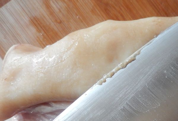 再做一次刮豬皮的動作。這些細小的動作雖然會花時間，卻很重要喔！