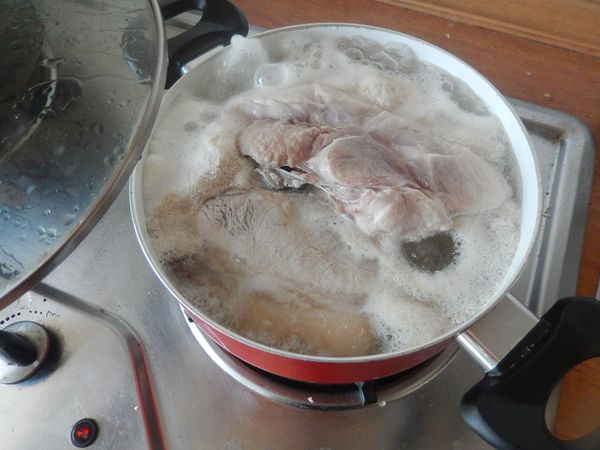 讓水滾個五分鐘，可以看到冒出許多雜質。