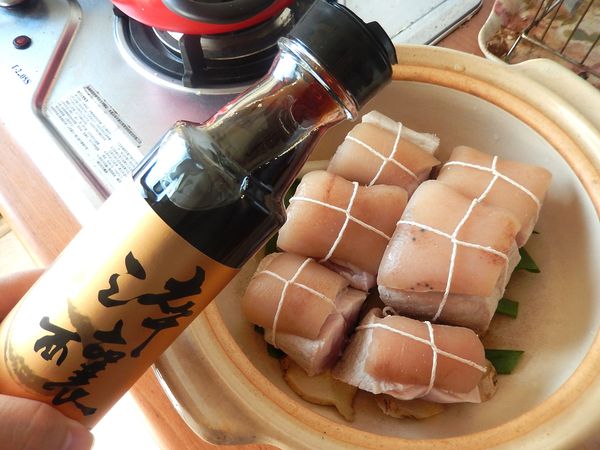 加入淬釀醬油。