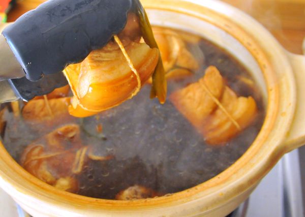 再把豬肉反過來，皮朝下繼續小火燉煮個半小時。