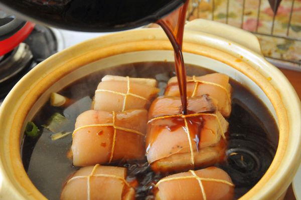 將炒好的糖漿加入鍋中，大火沸騰後轉小火約煮1個小時。