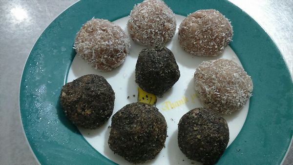 原味消化餅加巧克力消化餅放入塑膠帶中打碎呈粉狀，粉狀消化餅加入煉乳及可可粉2大匙攪拌均勻，取適量消化餅泥做球狀，沾椰子粉或芝麻粉放入盤中，做好的黑白球，放入冰箱冷凍20分鐘即可食用。