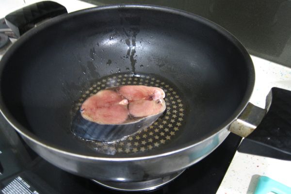 熱鍋熱油後，將魚煎到兩面都熟透